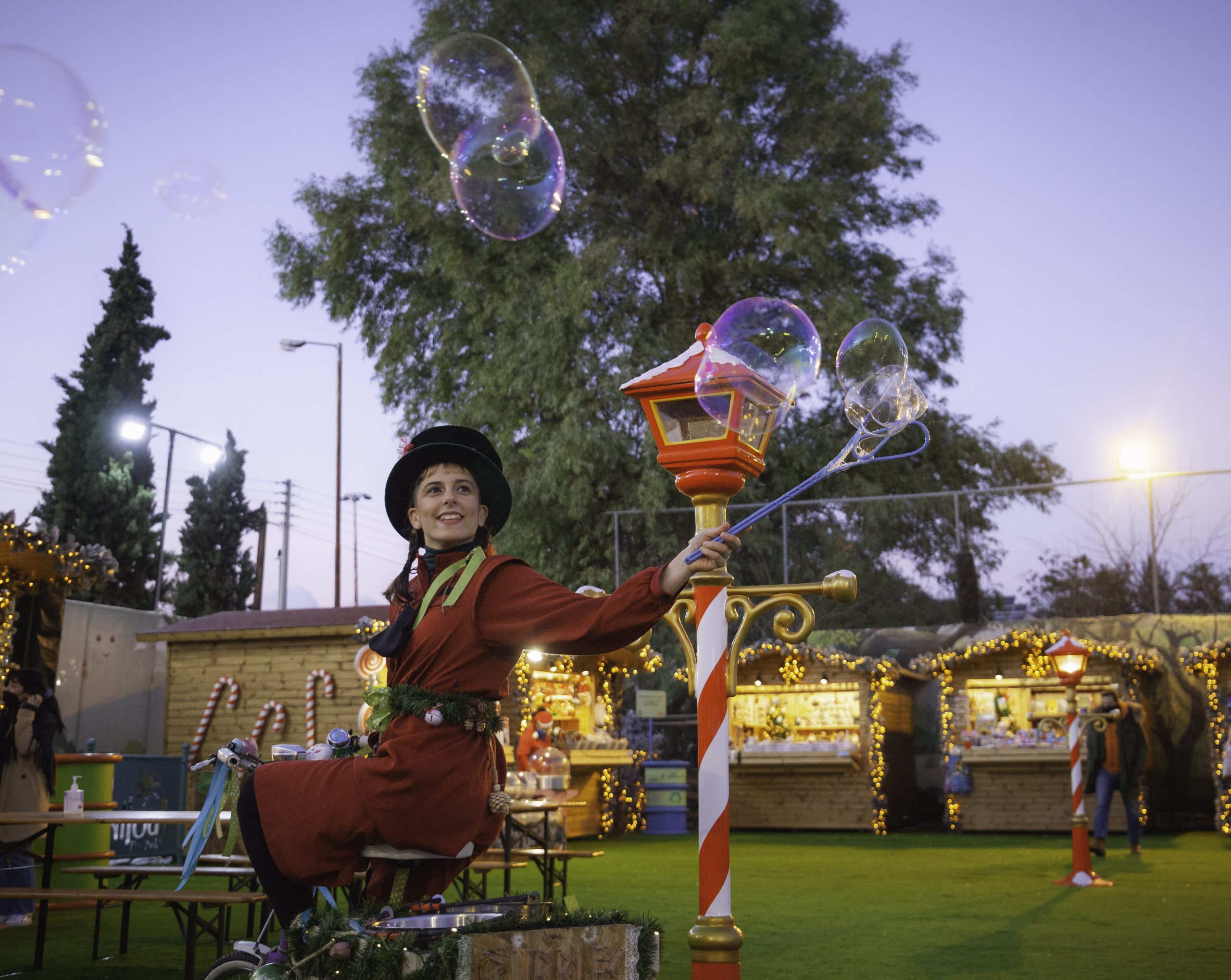 Fabrica Athens: Χριστούγεννα με μαγικά bubble shows και uεάματα από την ομάδα Mr and Mrs Bubble