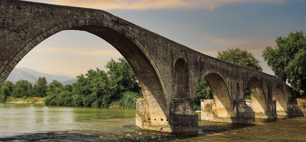 Φωτογραφία: Day view of historic stone bridge of Arta above the Arachthos River _ Alamy Stock Photo
