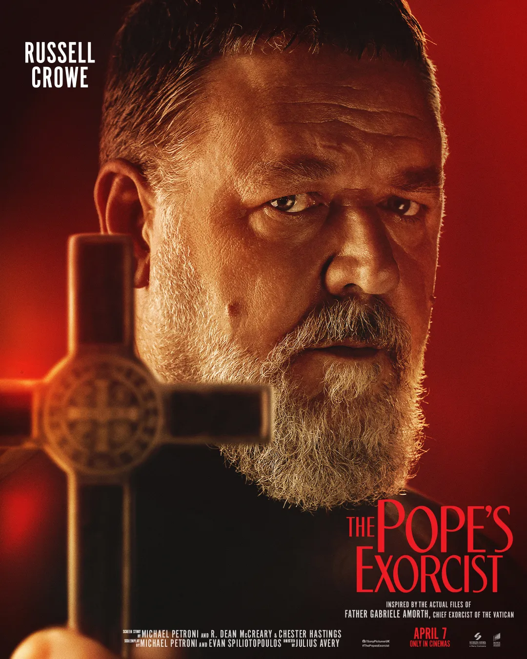 Η αφίσα της ταινίας The Pope's Exorcist, με τον Ράσελ Κρόου