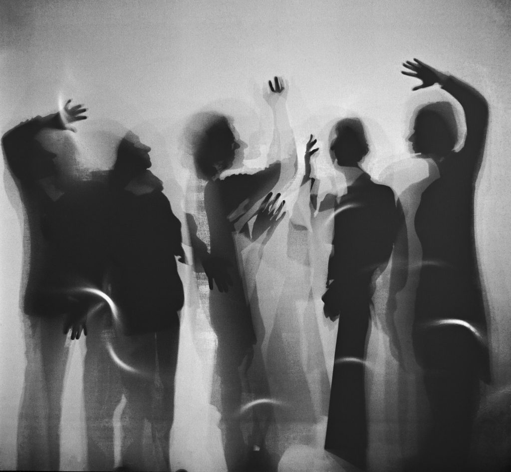 ΝΙΚΟΣ ΚΕΣΣΑΝΛΗΣ «ΣΚΙΕΣ», 2000. Φωτογραφική εκτύπωση σε μουσαμά. Ευγενική παραχώρηση της Κλάρας Τσουμπλέκα 
