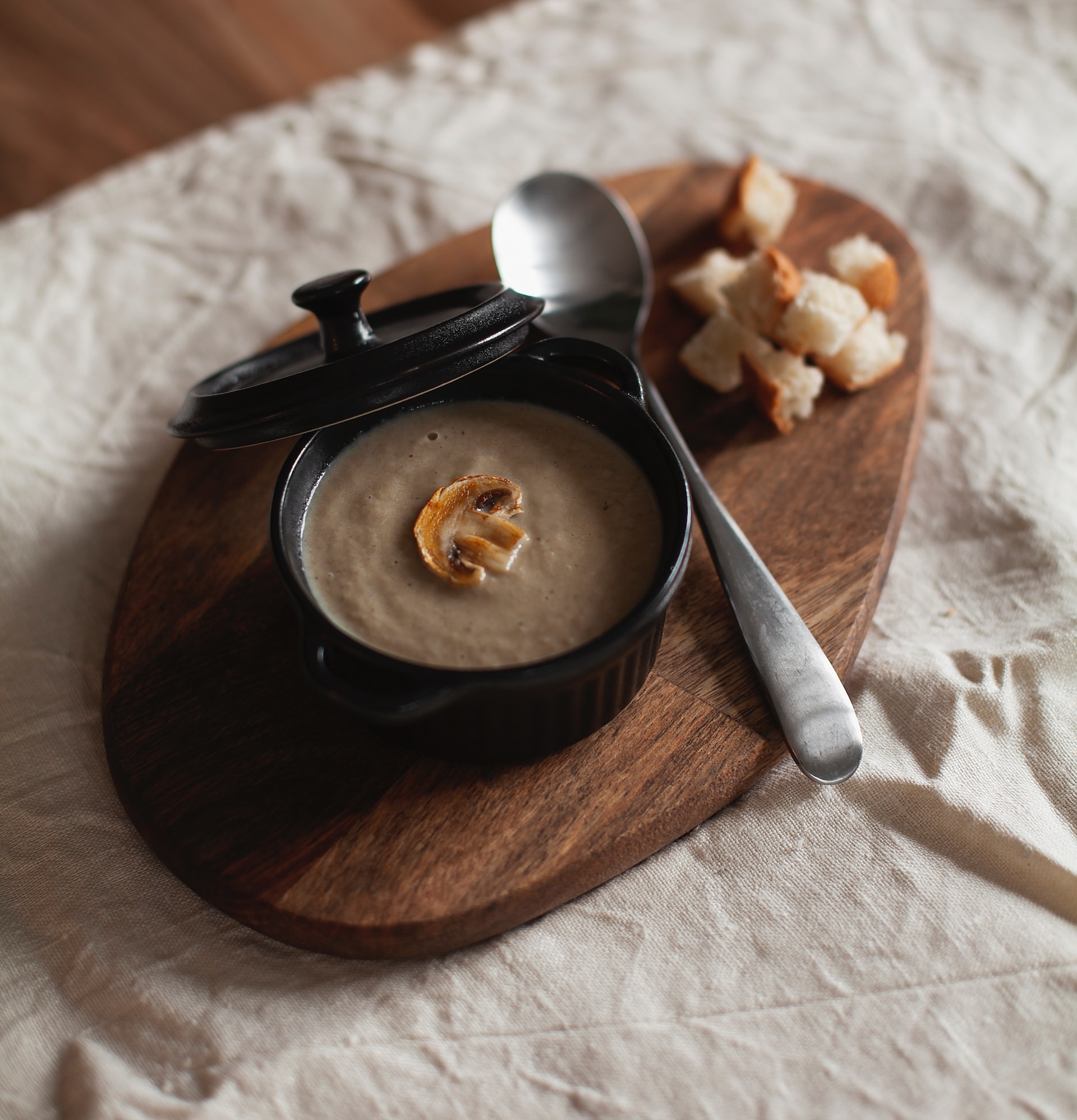 Η μανιταρόσουπα αποτελεί αγαπημένη εναλλακτική των vegan για τη μαγειρίτσα, Photo: Dmitry Kovalchuk/Unsplash