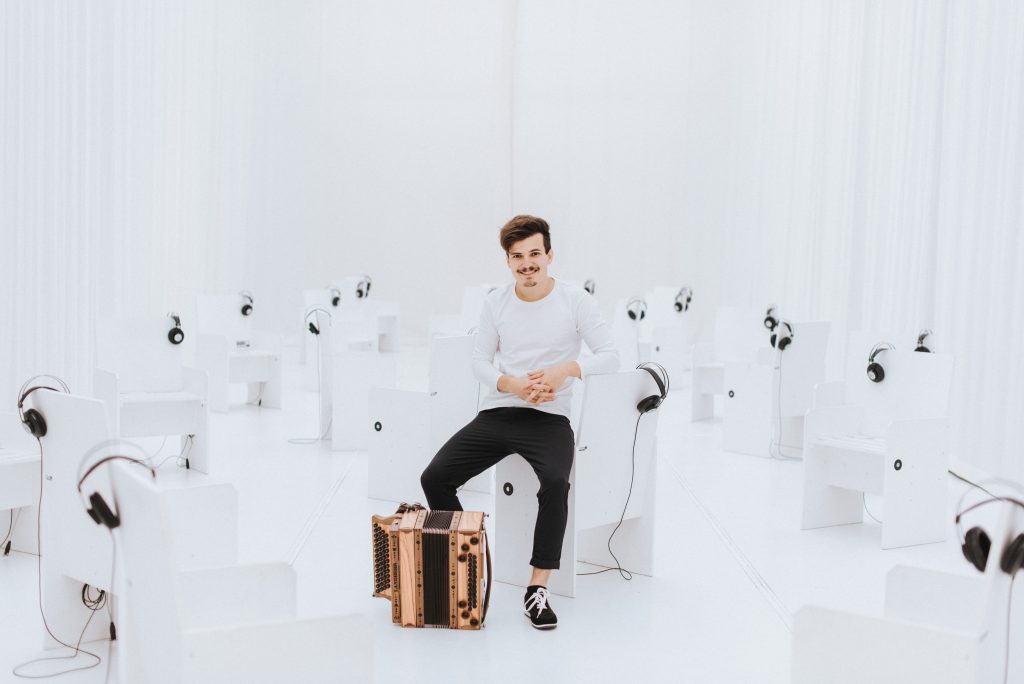 Jakob Steinkellner: Ο Αυστριακός ακορντεονίστας στην Κύνθο για μια μοναδική συναυλία στο Θεατράκι της Δρυοπίδας