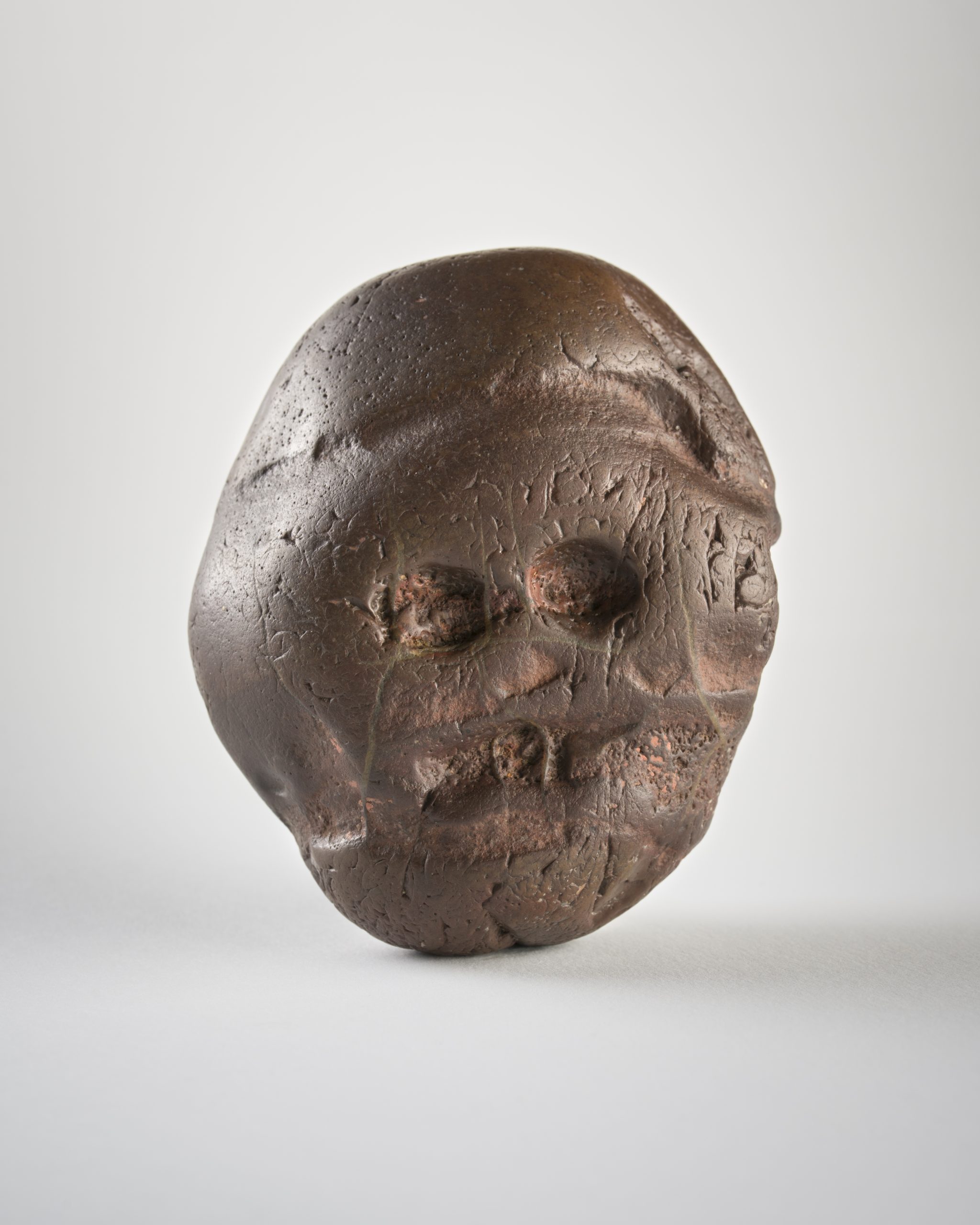 Οι απαρχές της γλυπτικής: Αρχαιολογικά ευρήματα από τον Παλαιό Κόσμο και τη Λέσβο στο Μουσείο Μπενάκη