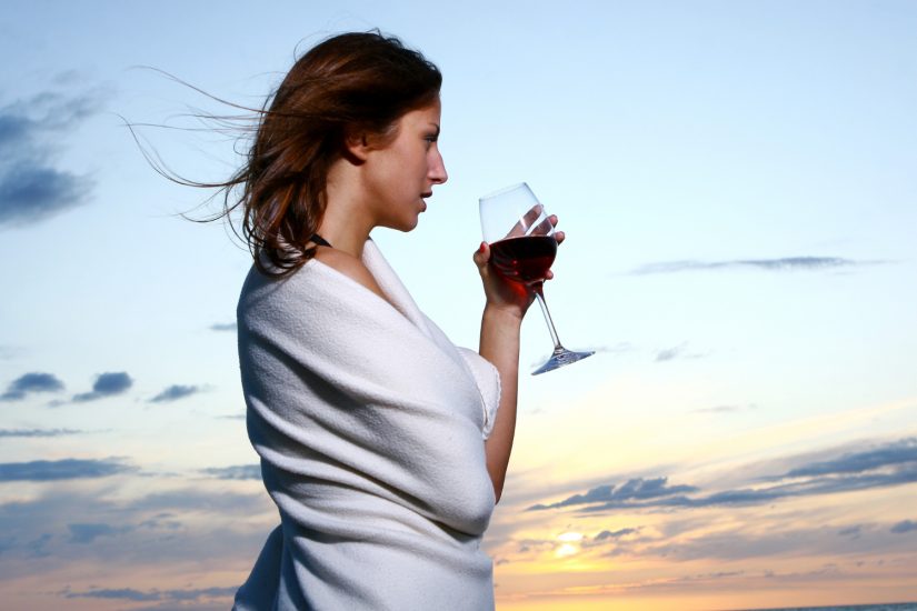 Γυναίκα που κρατάει ένα ποτήρι κρασί