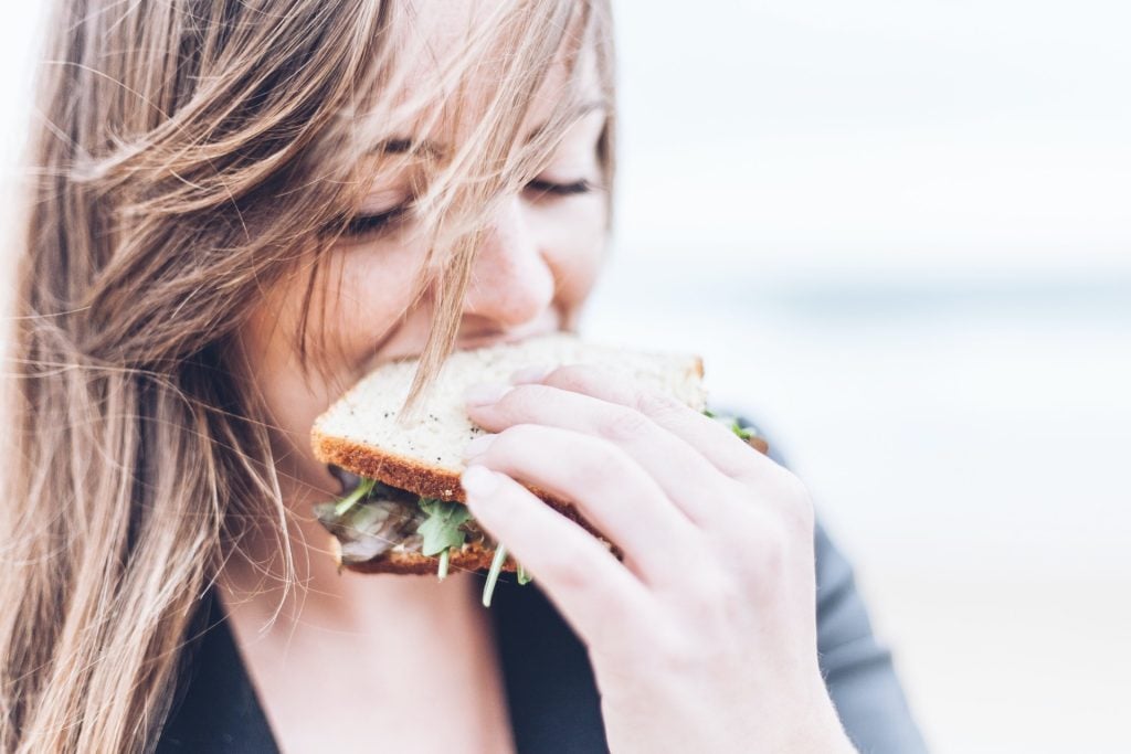 Γυναίκα που τρώει σάντουιτς δίαιτα υγιεινή διατροφή