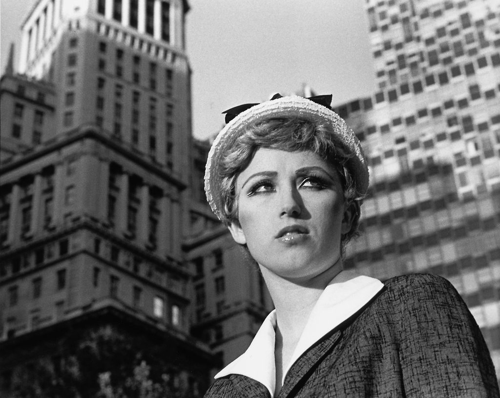 Cindy Sherman, Untitled Film Still #21, 1978. Εκτύπωση ζελατινο-αλογονούχου αργύρου, 20,3 x 25,4 εκ. | © Cindy Sherman. Με την ευγενική παραχώρηση της καλλιτέχνιδος και της Hauser & Wirth