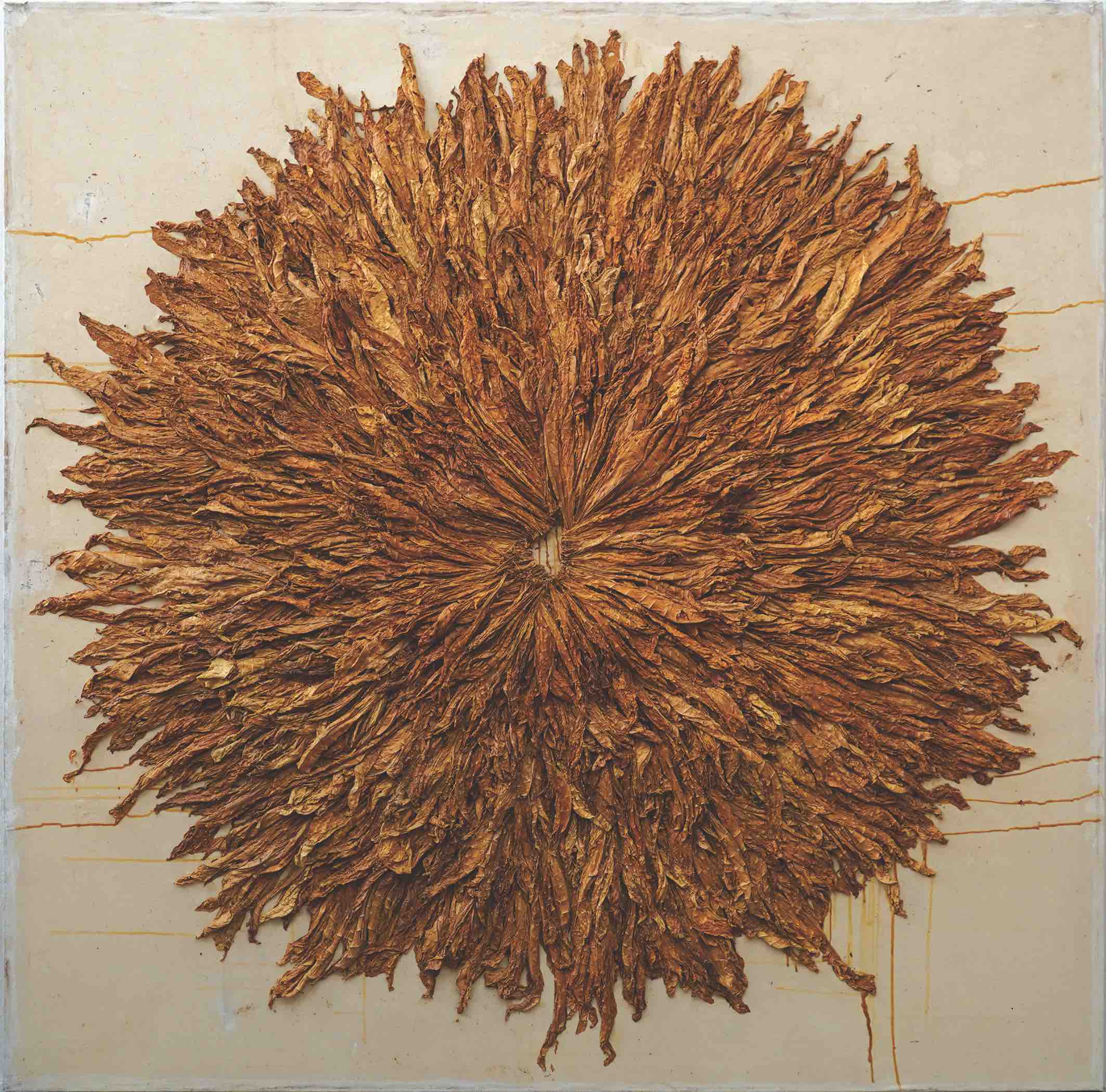 2.Πάνος Χαραλάμπους, Ήλιος, 1998, μικτή τεχνική, φύλλα καπνού πάνω σε καμβά. Παραχώρηση της CITRONNE Gallery (Φωτογραφία: Αλεξάνδρα Μασμανίδη)