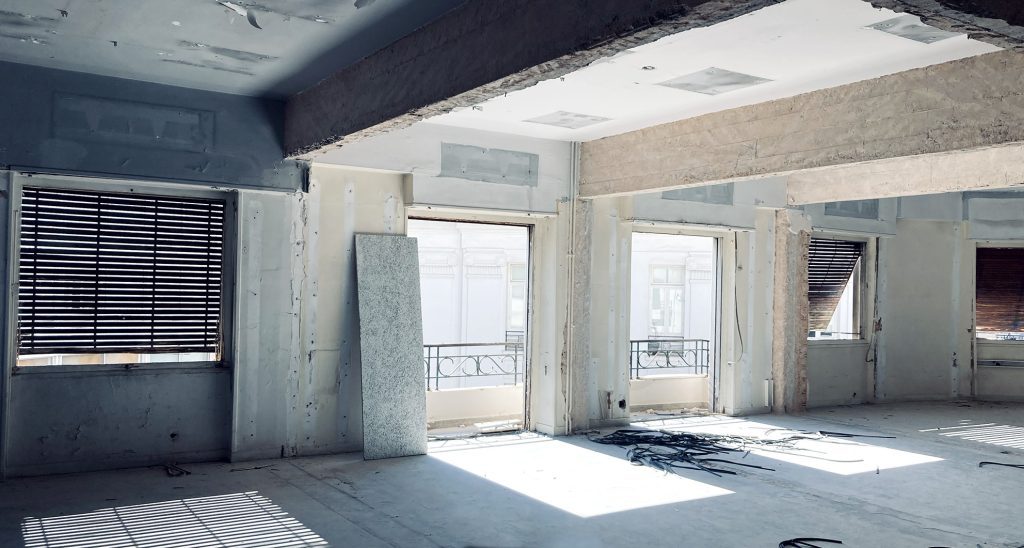 Flow and Order: Μια ομαδική έκθεση ζωγραφικής "συνομιλεί" με ένα εγκαταλελειμμένο αθηναϊκό διαμέρισμα