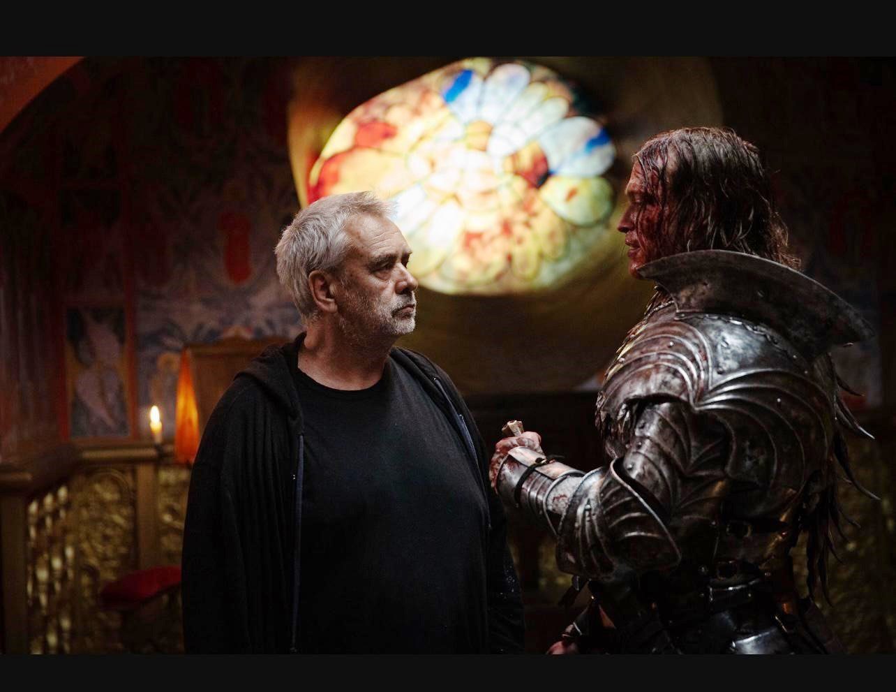 O Luc Besson με τον Caleb Landry Jones στα γυρίσματα της ταινίας “Dracula”© PHOTO SHANNA BESSON © 2025 LBP