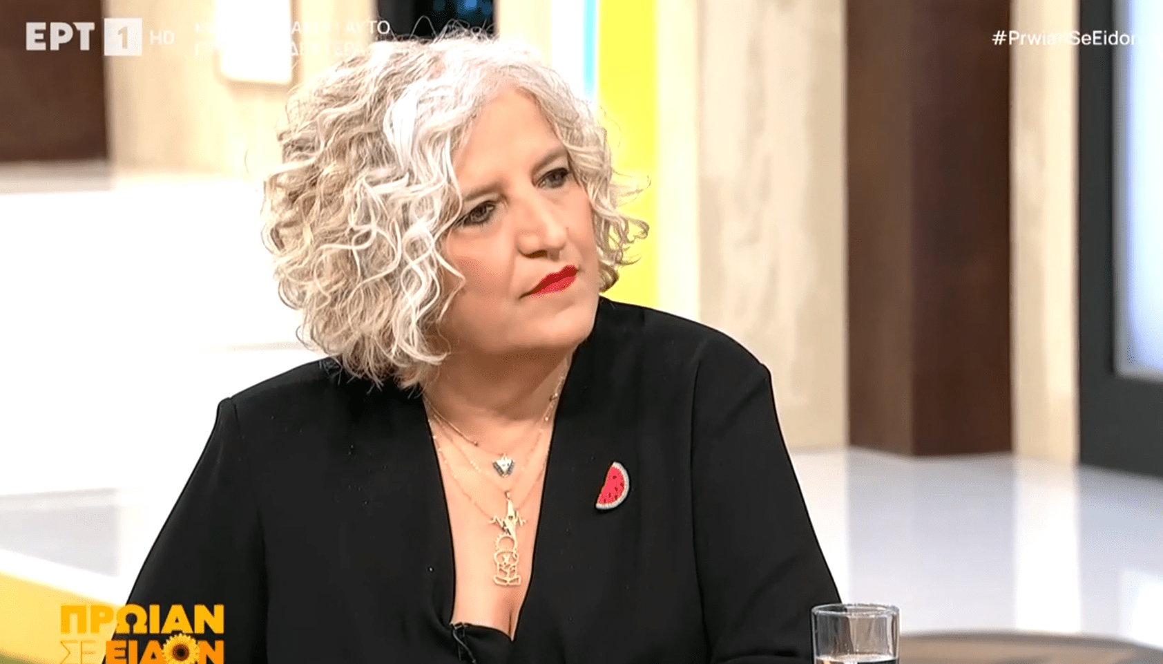 Η Μάρθα Φριντζήλα με καρφίτσα για την Παλαιστίνη στην εκπομπή της ΕΡΤ