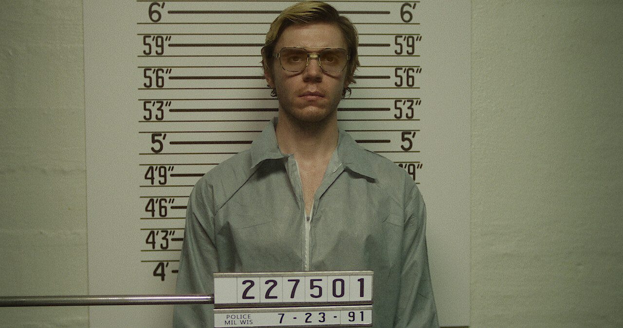 O Evan Peters ως Jeffrey Dahmer.