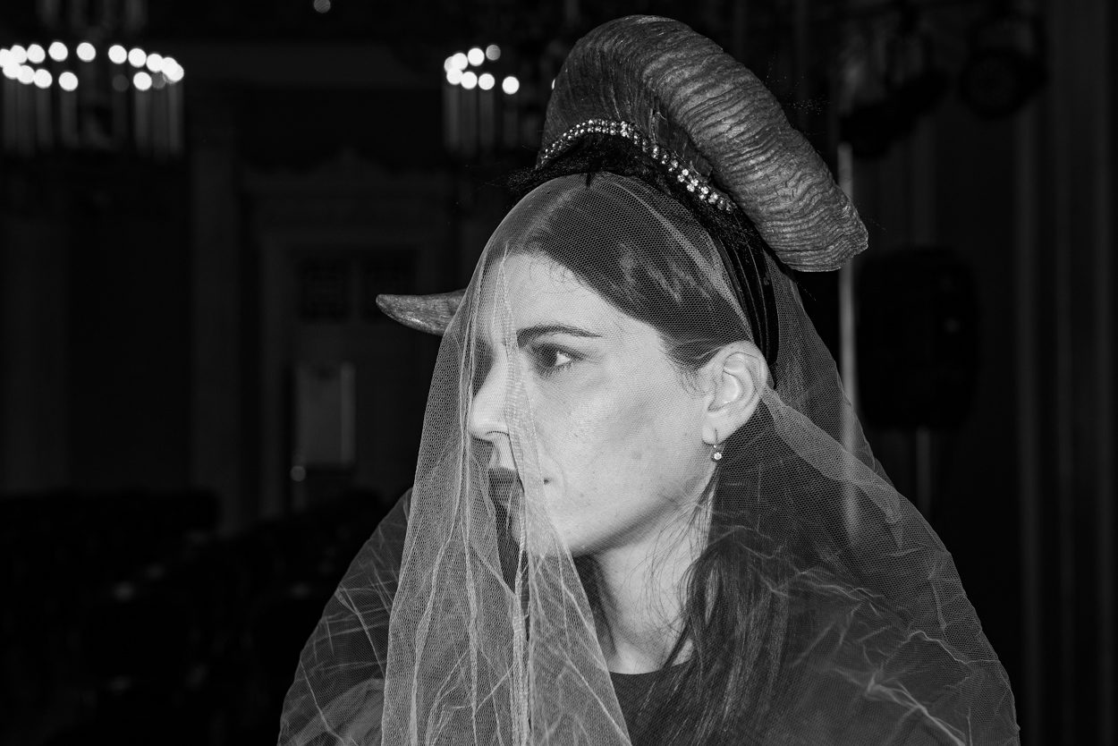 Η "Στρίγγλα" των Λιόλιου-Χατζάρα είναι μια γυναίκα τολμηρή, που αντιστέκεται και αρθρώνει λόγο μέσα σε ένα σχεδόν εχθρικό περιβάλλον — και ακριβώς εκεί φαίνεται η δύναμή της.