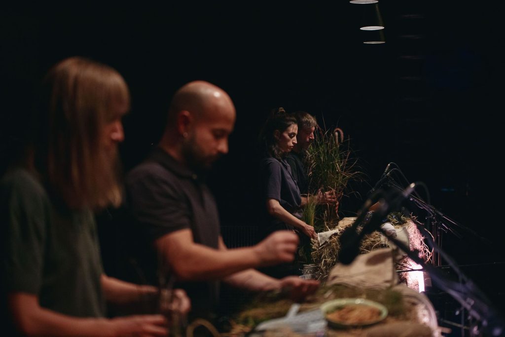 Cow | Deer: Στο Εθνικό Θέατρο, τα ζώα σε καλούν ν’ ακούσεις την κραυγή τους