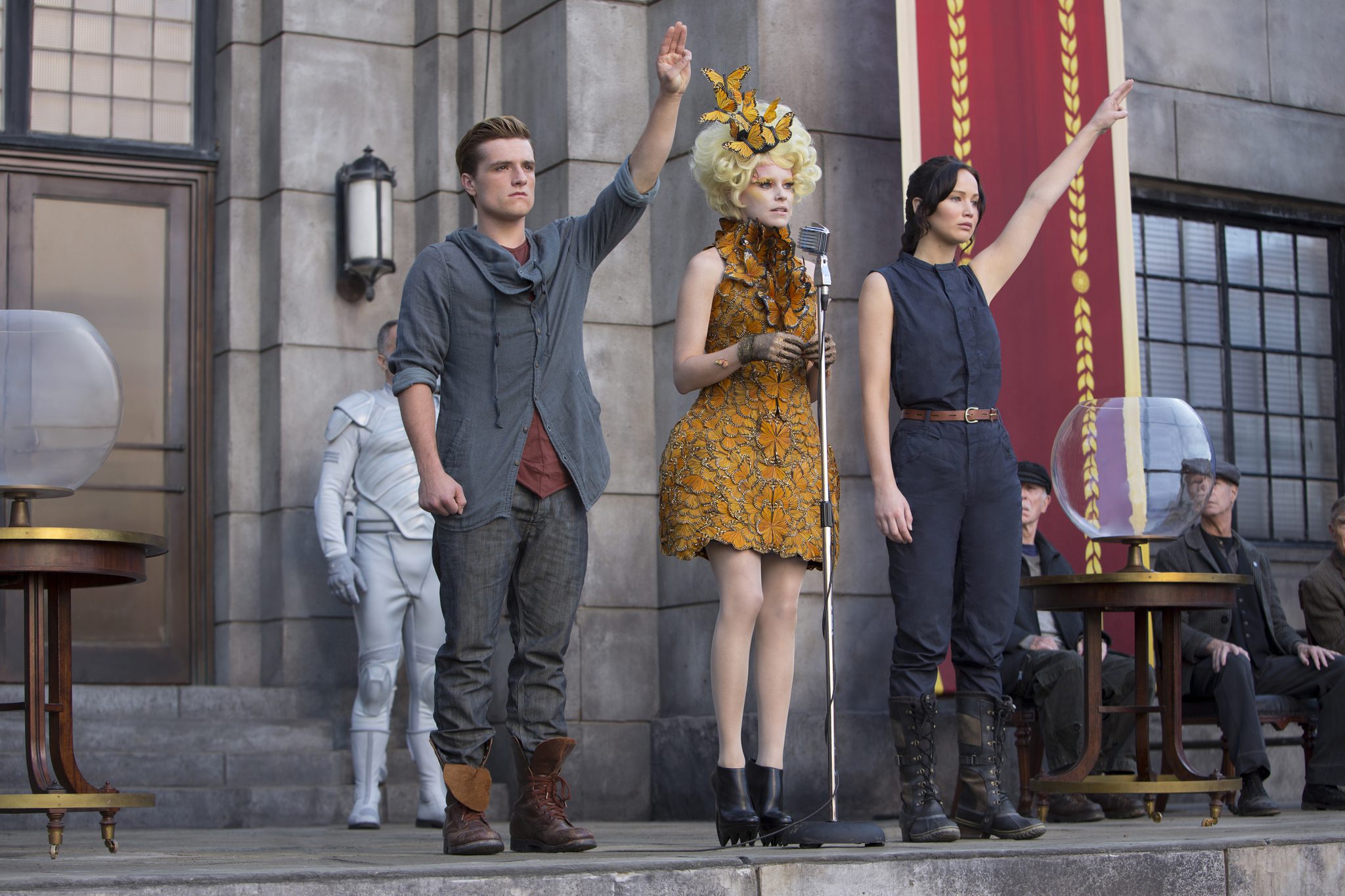Jennifer Lawrence, Josh Hutcherson και Elizabeth Banks στην δεύτερη ταινία The Hunger Games: Catching Fire.