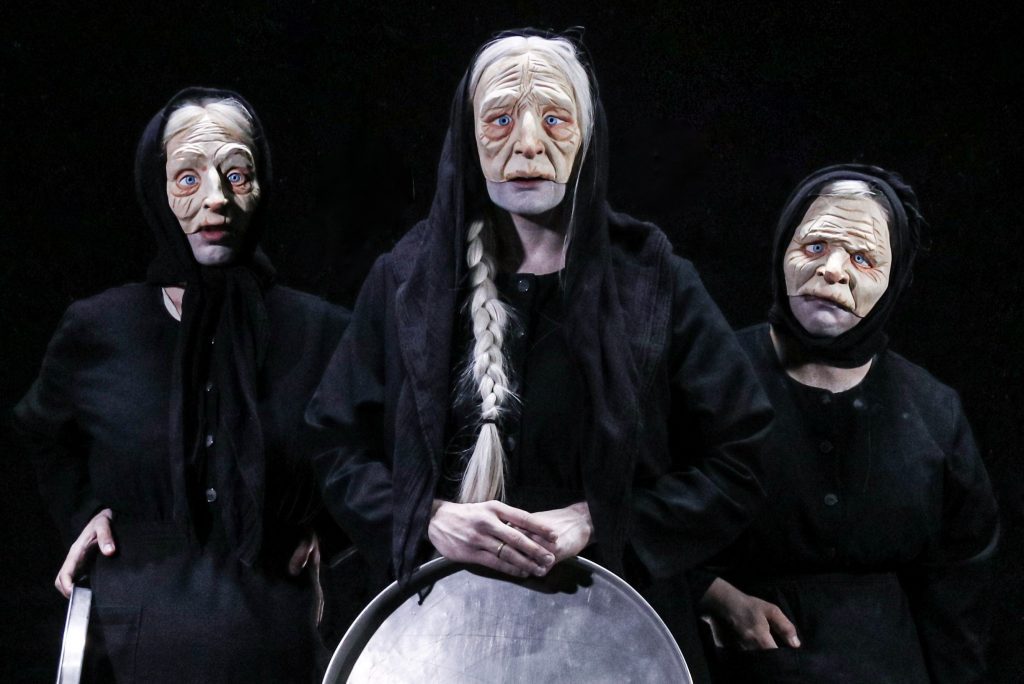 Οι γριές που μαζεύουν την τσουκνίδα: Παράταση για την βραβευμένη παράσταση του Κωσταντίνου Ντέλλα