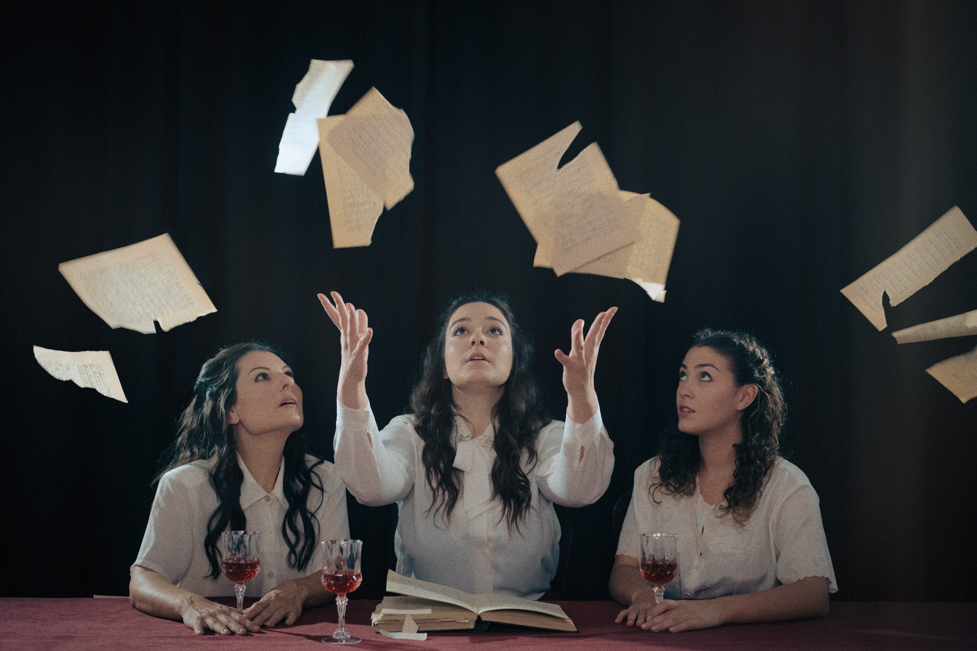 Οι Ανέγγιχτες, των Αντώνη Χανιώτη και Λάμπρου Κομζιά στο Θέατρο Χώρος