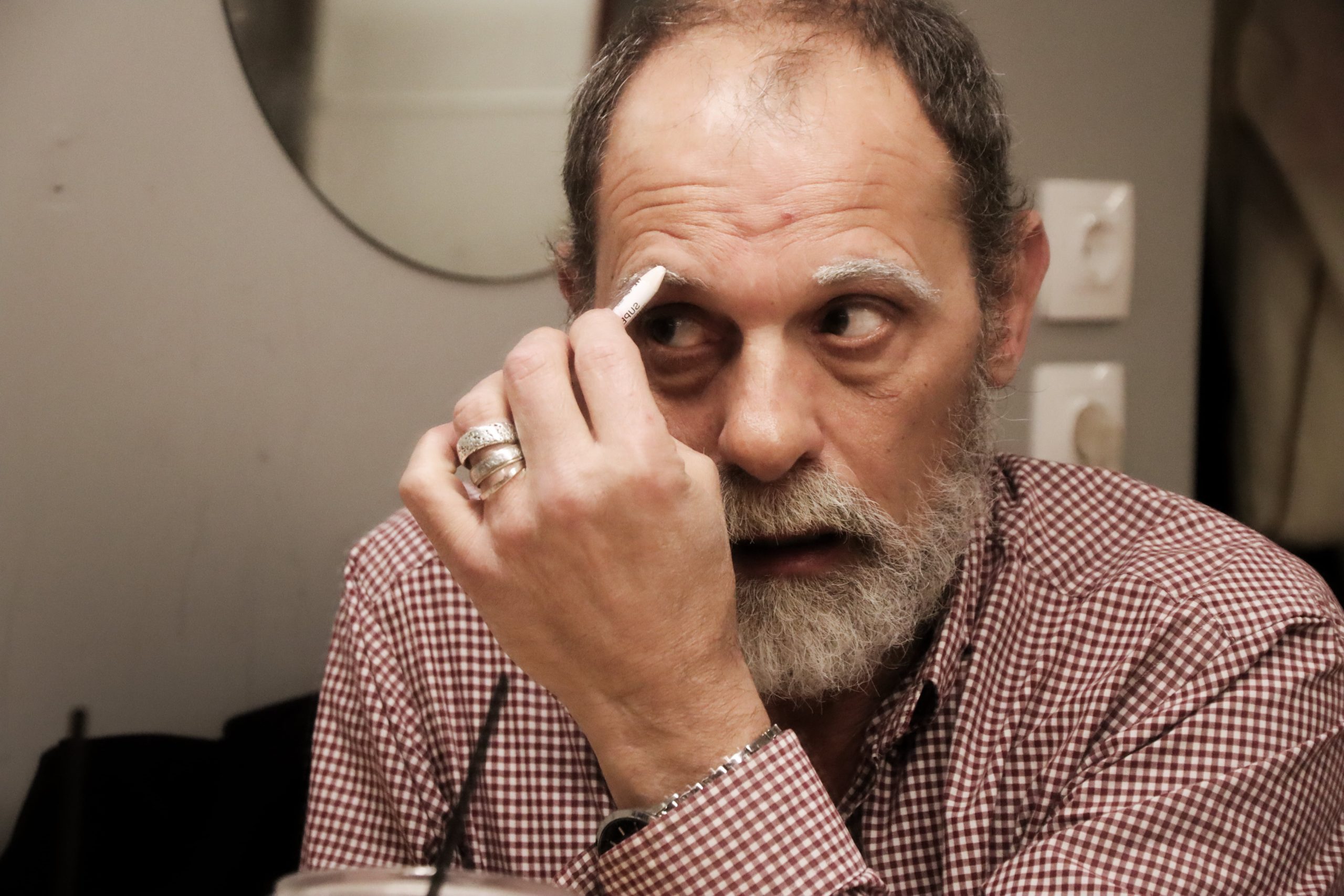 Πίσω από τη σκηνή: ο Τζώνυ Θεοδωρίδης λίγο πριν το «Καπούτ»