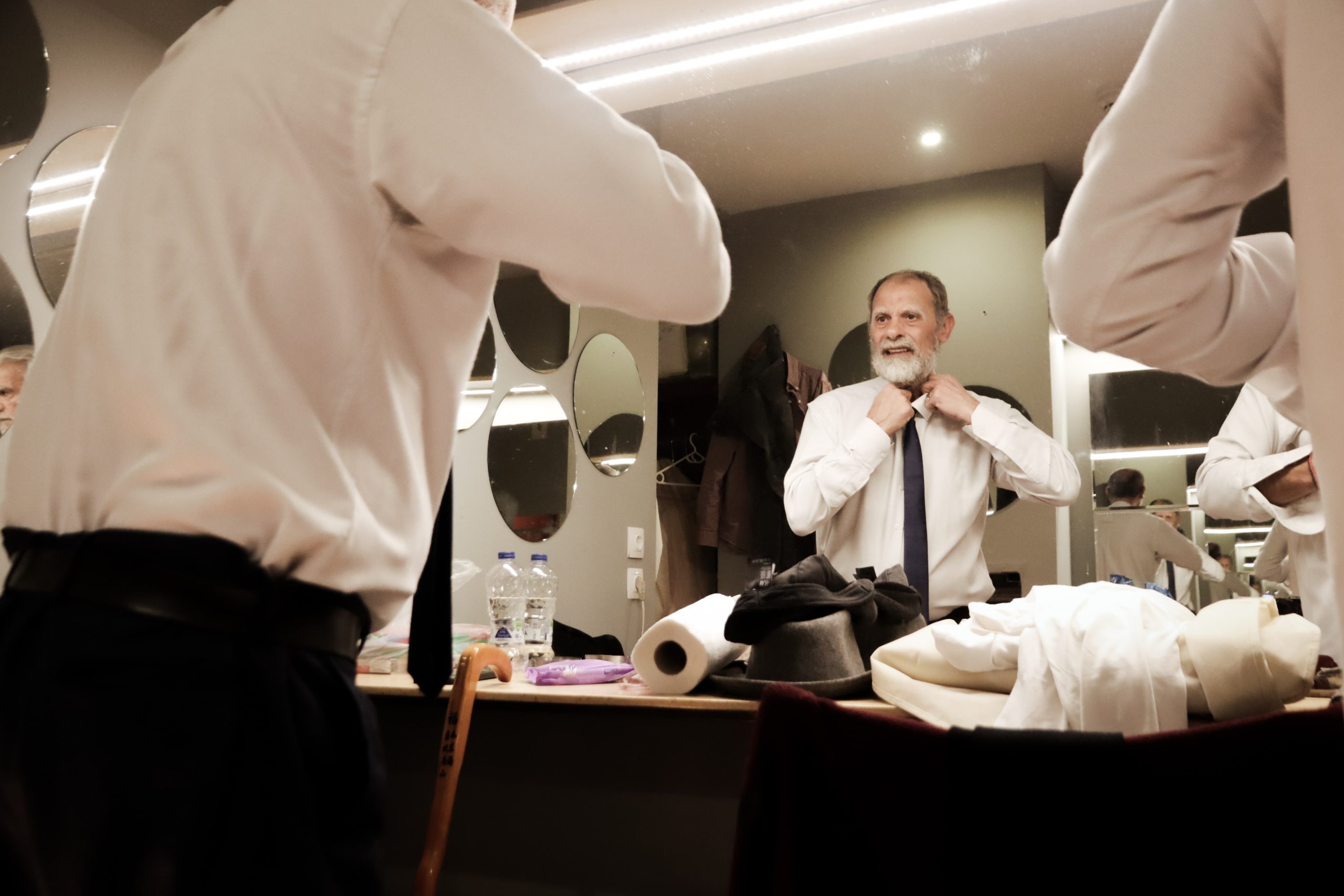 Πίσω από τη σκηνή: ο Τζώνυ Θεοδωρίδης λίγο πριν το «Καπούτ»