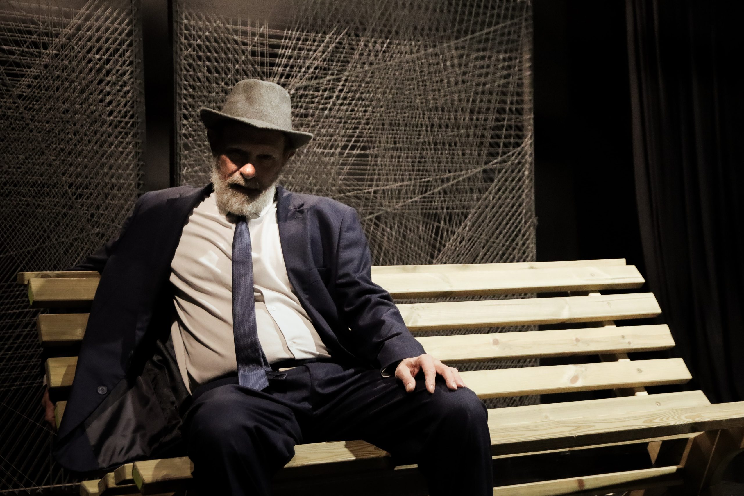 Ο Τζώνυ Θεοδωρίδης στη σκηνή του «Καπούτ» στο Θέατρο Αλκμήνη