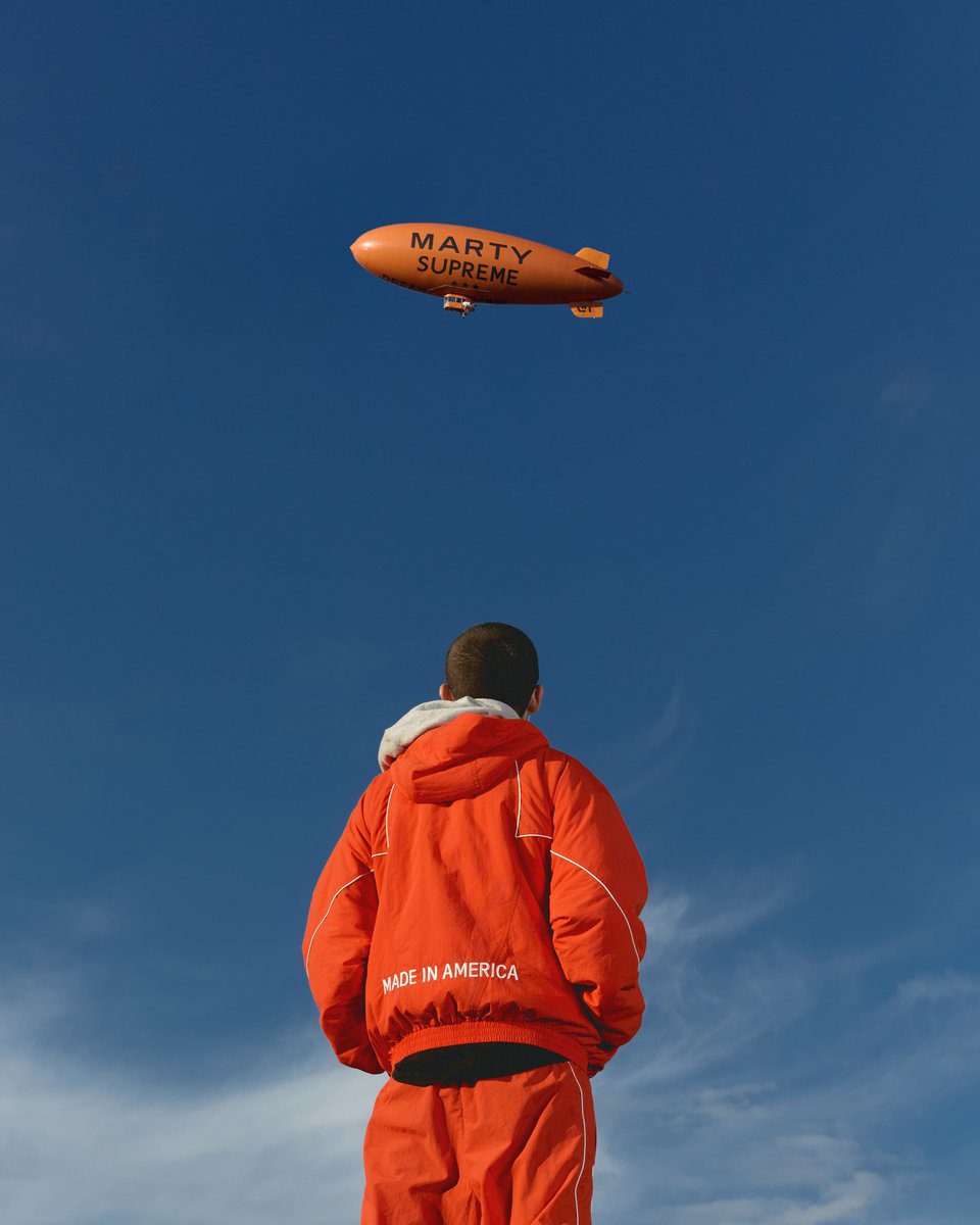 O Timothée Chalamet ποζάρει με το πορτοκαλί ζέπελιν