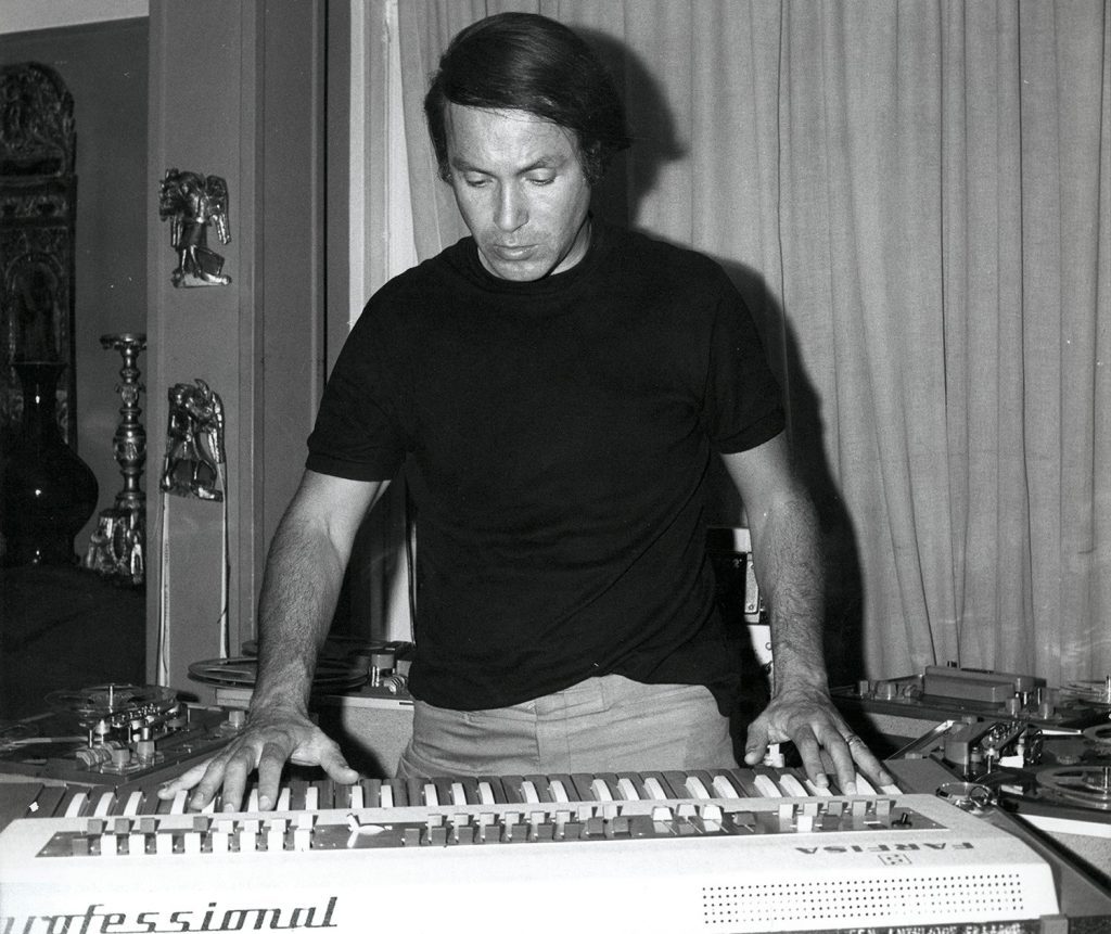 Ο Γιάννης Χρήστου στο προσωπικό του στούντιο, c.1968. Αρχείο Γιάννη Χρήστου - Κέντρο Έρευνας και Τεκμηρίωσης Ωδείου Αθηνών