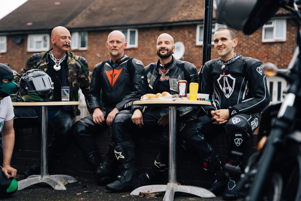 Σκληρό απ’ έξω, γλυκό από μέσα: το Pillion που δεν περιμένεις