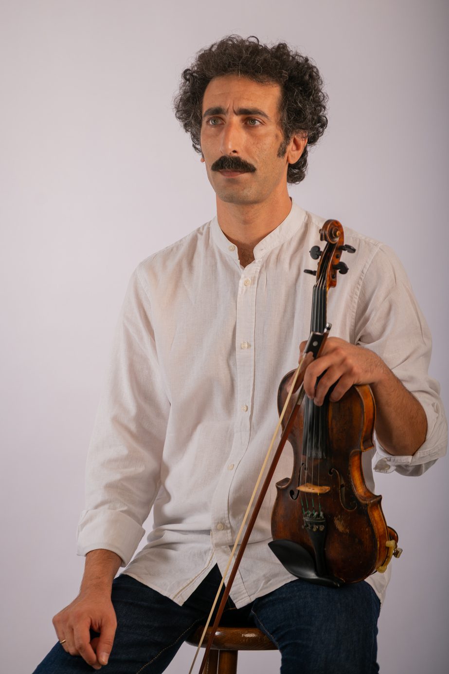 Ο Γιάννης Διονυσίου θέλει να χτίζει σχέσεις που βασίζονται στα τραγούδια και στην αλήθεια της σκηνής, όχι σε μια κατασκευασμένη εικόνα.