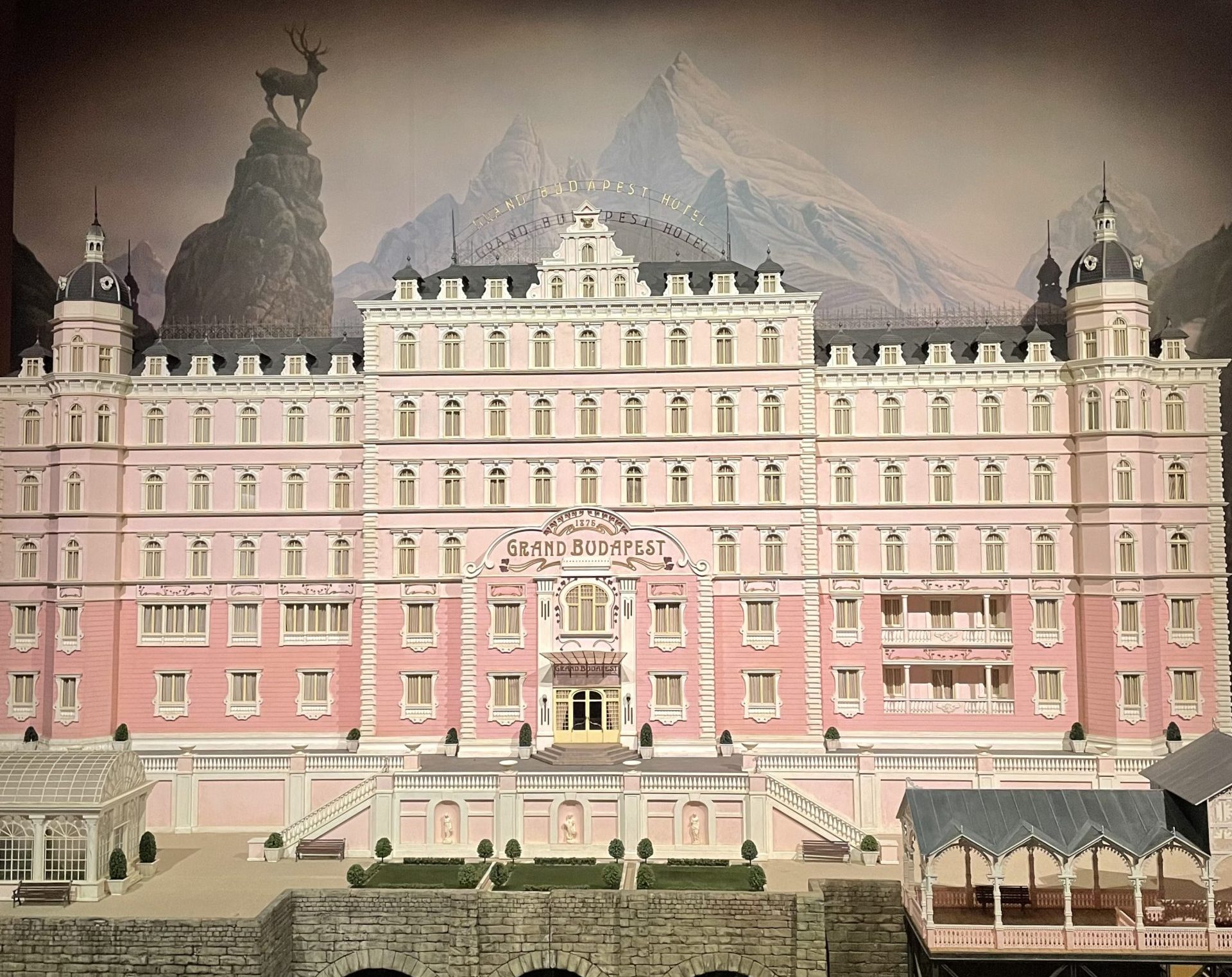 Η επίσημη μινιατούρα που χρησιμοποιήθηκε σε αρκετά πλάνα του The Grand Budapest Hotel