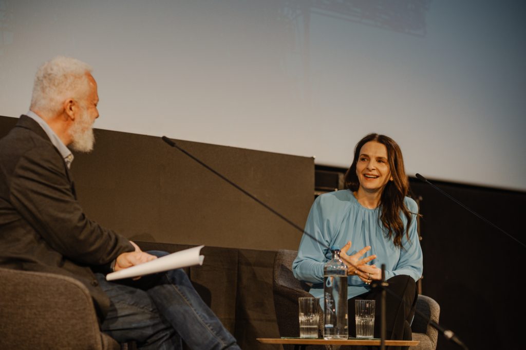 Υπάρχουν τέχνες που πεθαίνουν; H Juliette Binoche μάς έδωσε την καλύτερη απάντηση