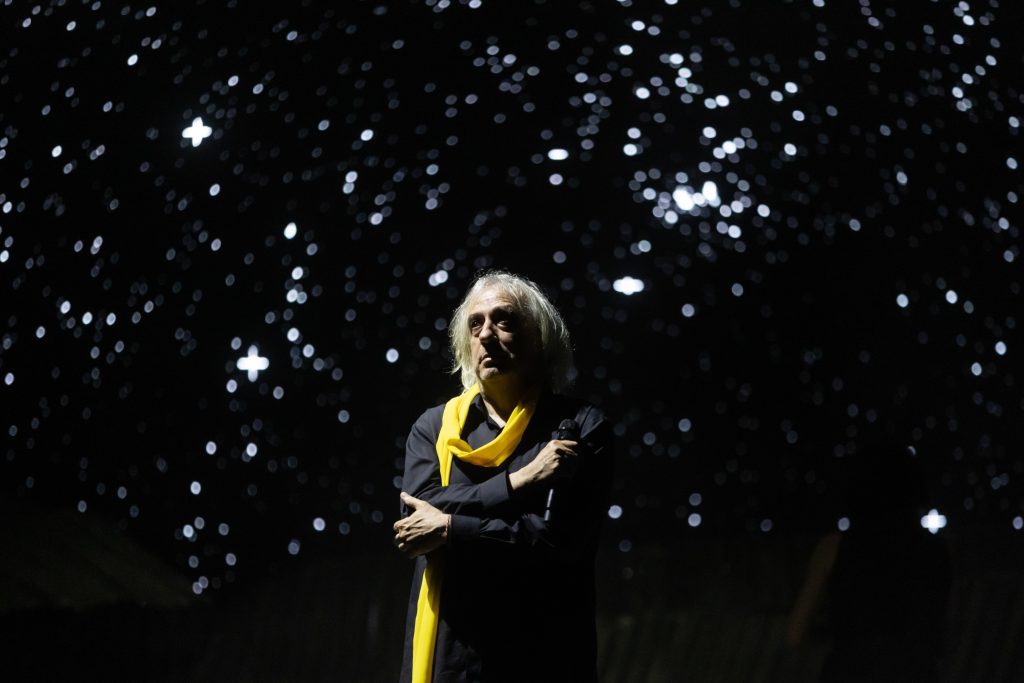 Στέγη: Τρεις προσβάσιμες παραστάσεις για «Το Μπλουζ του Μικρού Πρίγκιπα» του Γιάννη Αγγελάκα