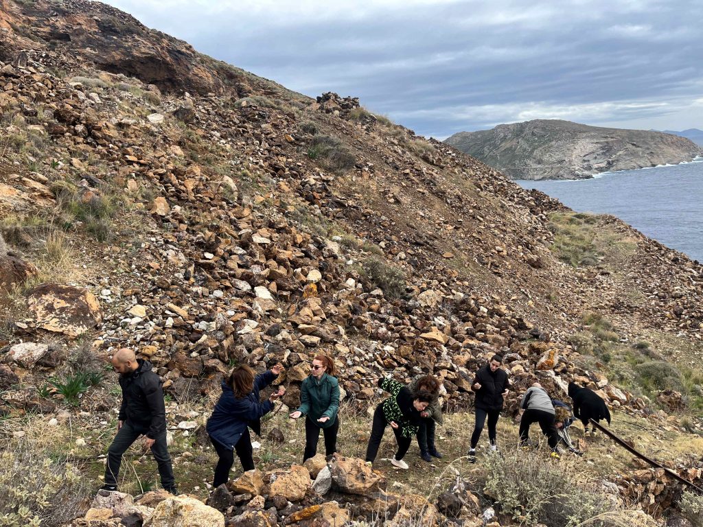 ron Traces: Μια τοποειδική παράσταση χορού ως επανασύνδεση με το εξορυκτικό τοπίο της Σερίφου