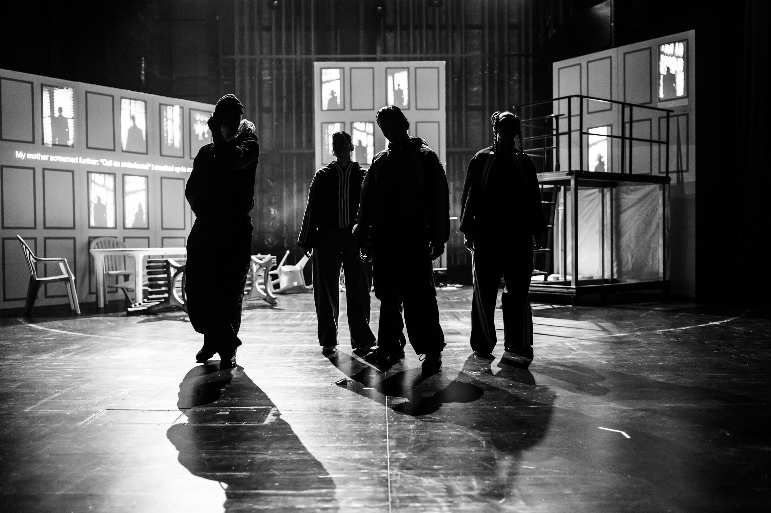 Μίσος: Το Theaterhaus Jena στο Θέατρο Τέχνης με μια νέα σκηνική ανάγνωση της ταινίας του Ματιέ Κασοβίτς