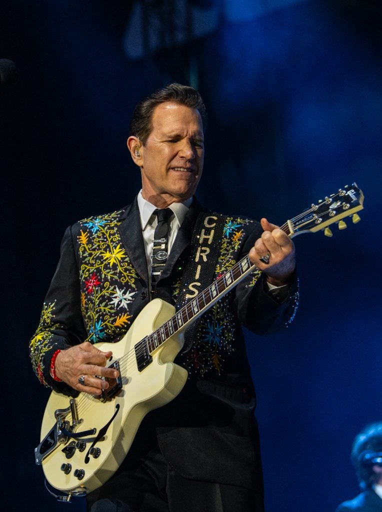 Ο Chris Isaak μάγεψε τον Λυκαβηττό με μια συναυλία βγαλμένη από όνειρο