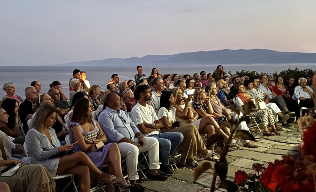 Η επιστροφή του Μάγου: Δήμος Σπετσών και ΕΚΠΑ τίμησαν τον κορυφαίο συγγραφέα Τζων Φάουλς