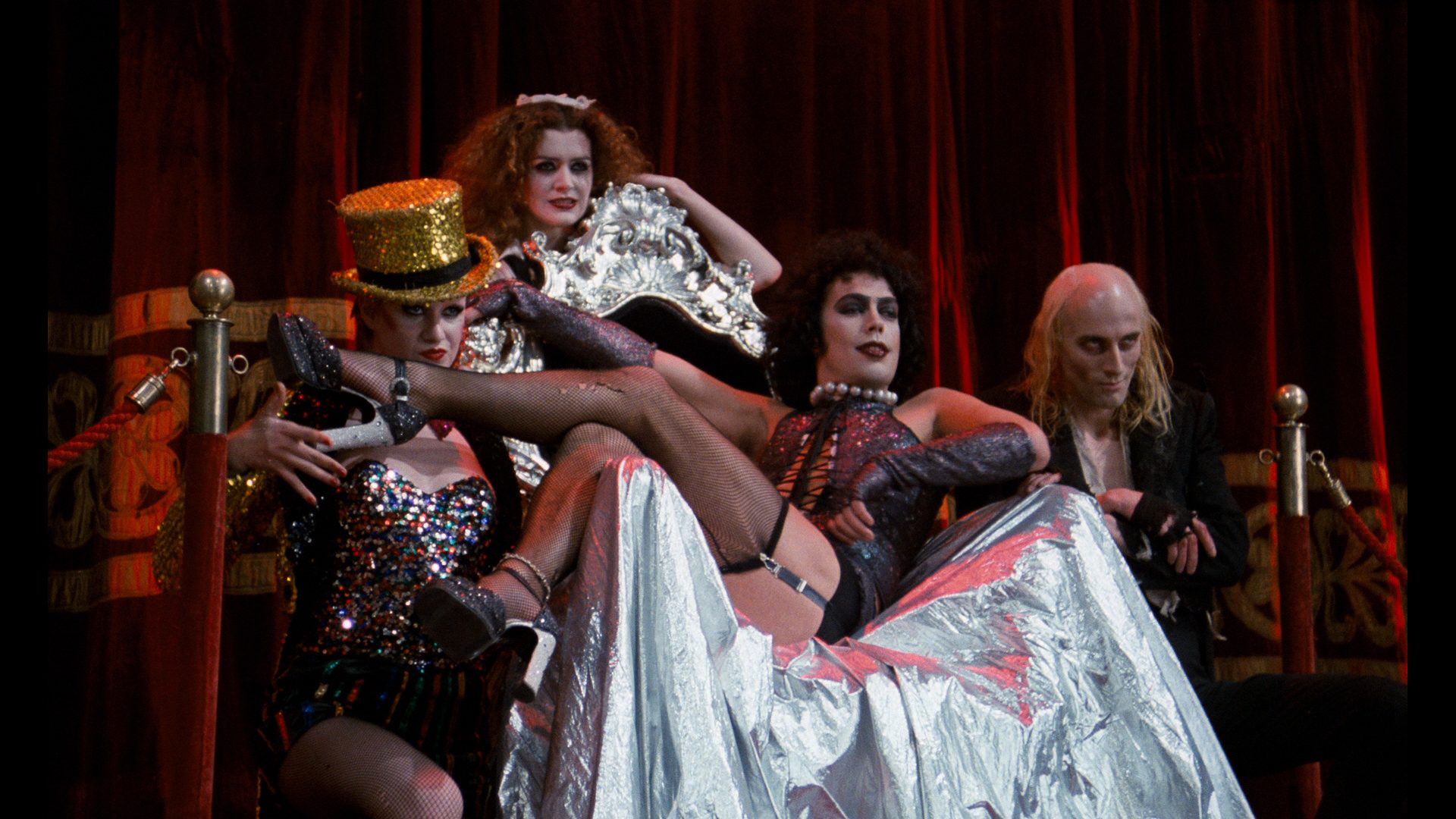 Tim Curry: Από τους στενούς κορσέδες στο κλόουν μακιγιάζ – Η τέχνη του να είσαι «too much»