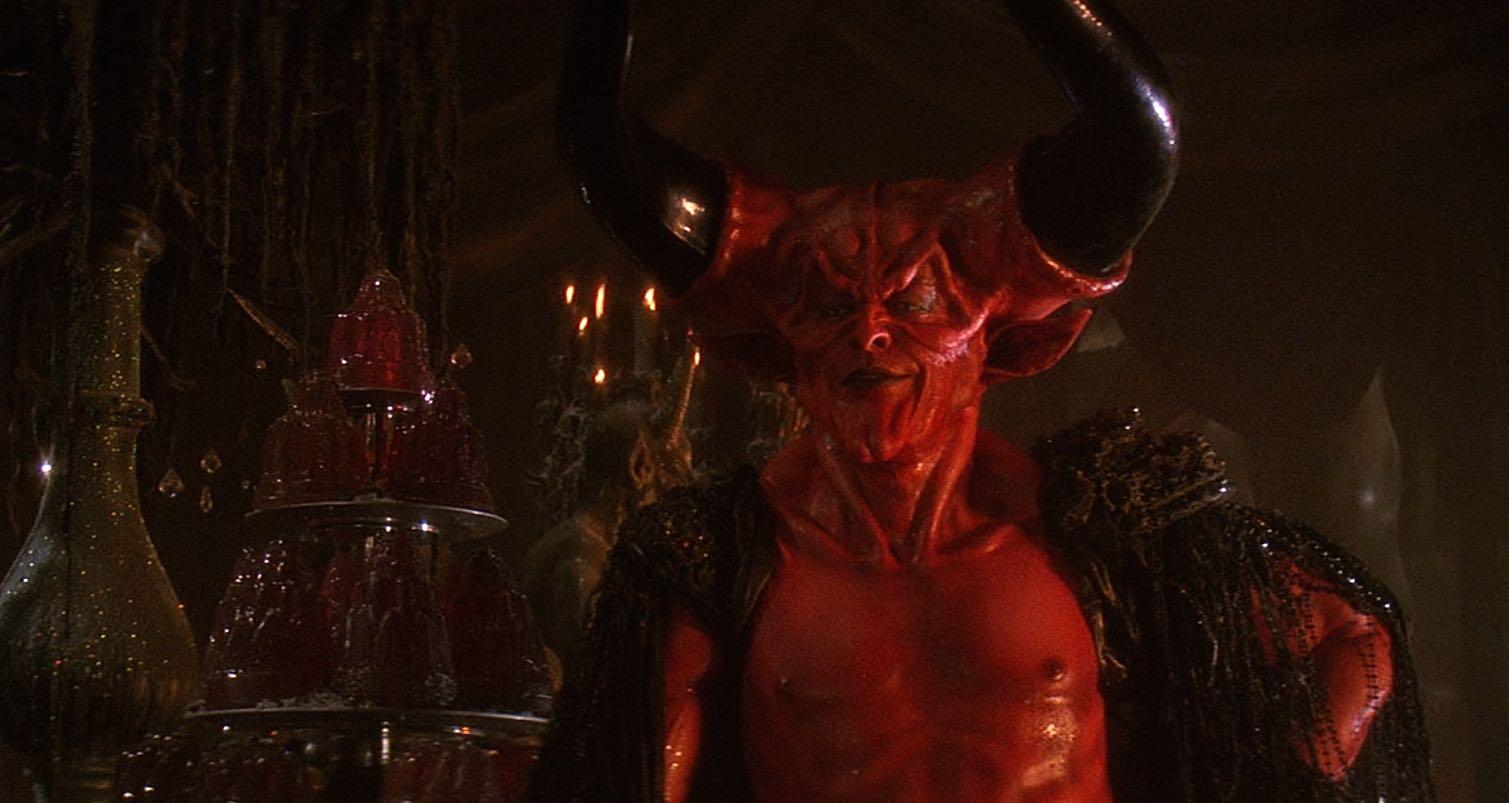 Tim Curry: Από τους στενούς κορσέδες στο κλόουν μακιγιάζ – Η τέχνη του να είσαι «too much»