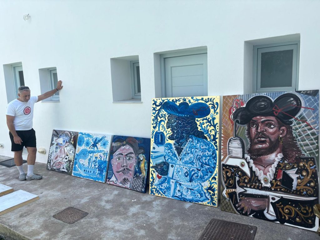 «Κλεμμένος Πειρατής» - «Beauty and Blue»: Το διπλό εκθεσιακό ταξίδι του Απόστολου Χαντζαρά στην Πάτμο