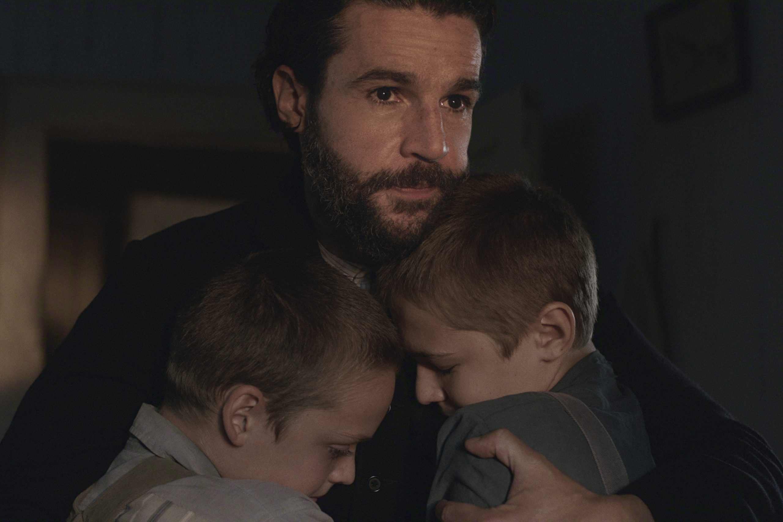 Ο Christopher Abbott ως Adam Trask