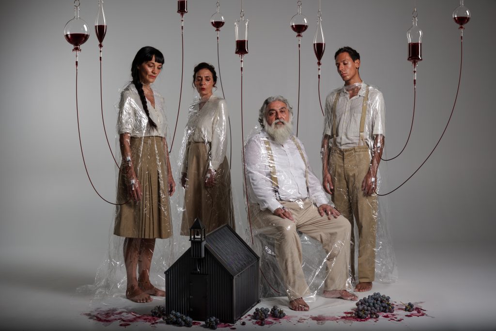 Dogville: Πρώτες φωτογραφίες από την πολυαναμενόμενη παράσταση του Άρη Μπινιάρη