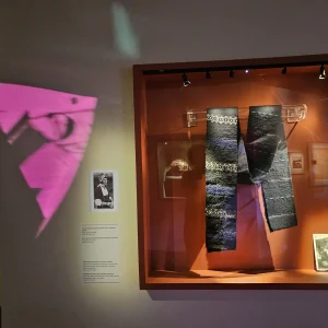 100 &chi;&rho;ό&nu;&iota;&alpha; Cahiers d&rsquo;Art: &Nu;έ&alpha; &epsilon;&pi;&epsilon;&tau;&epsilon;&iota;&alpha;&kappa;ή έ&kappa;&theta;&epsilon;&sigma;&eta; &sigma;&tau;&omicron; &Mu;&omicron;&upsilon;&sigma;&epsilon;ί&omicron; &Mu;&pi;&epsilon;&nu;ά&kappa;&eta; &gamma;&iota;&alpha; &tau;&omicron; &iota;&sigma;&tau;&omicron;&rho;&iota;&kappa;ό &pi;&epsilon;&rho;&iota;&omicron;&delta;&iota;&kappa;ό