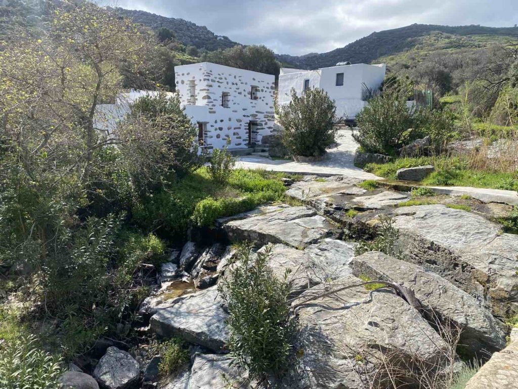 Το αόρατο νήμα υφαίνει: Εικαστικά, γεύσεις και βιωματικές δράσεις υμνούν την αξία της φροντίδας στην Τήνο